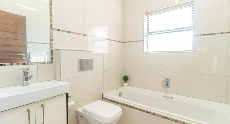 To Let 3 Bedroom Property for Rent in Bloubergrant Western Cape
